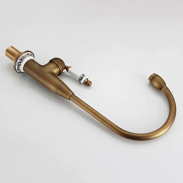 Robinet de cuisine antique en laiton avec céramique fleur vintage