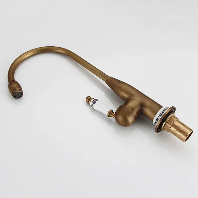 Robinet de cuisine antique en laiton avec céramique fleur vintage