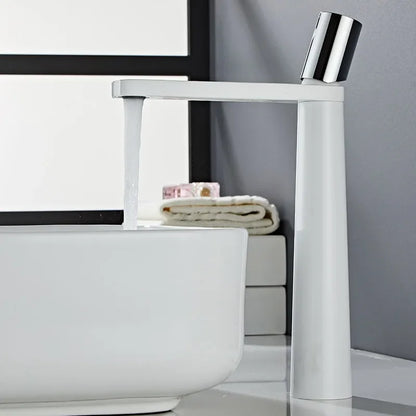 Robinet de lavabo minimaliste au design géométrique