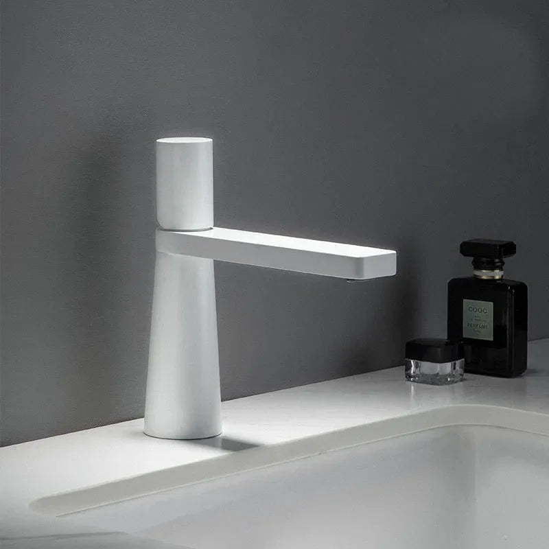 Robinet de lavabo minimaliste au design géométrique