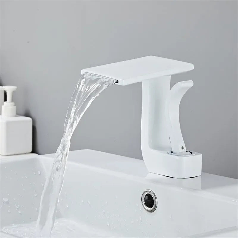 Robinet lavabo salle de bain design géométrique mitigeur plat