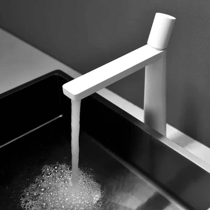 Robinet de lavabo minimaliste au design géométrique