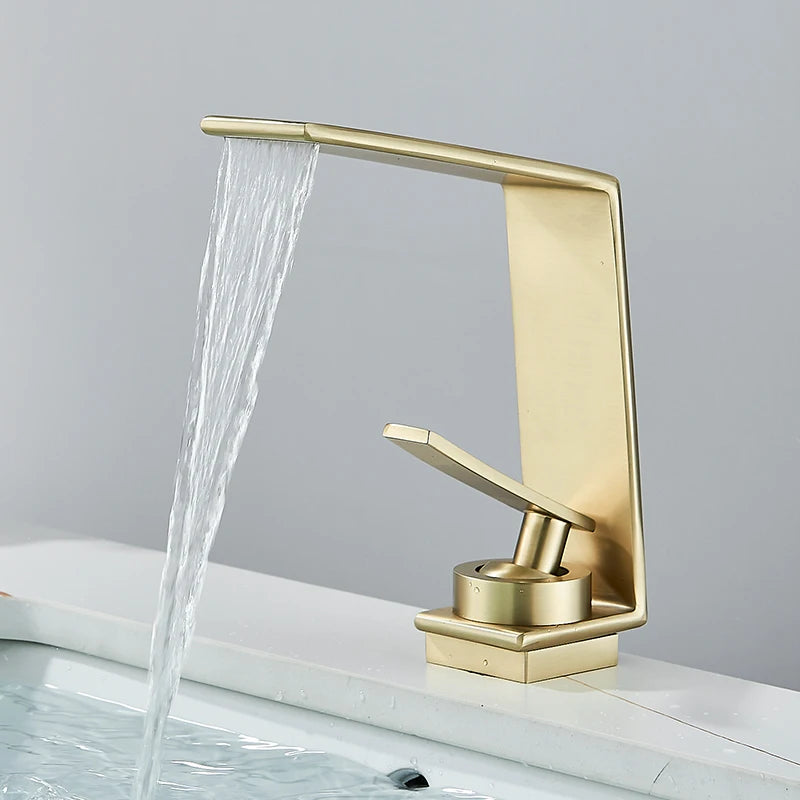 Robinet cascade design pour lavabo de salle de bain