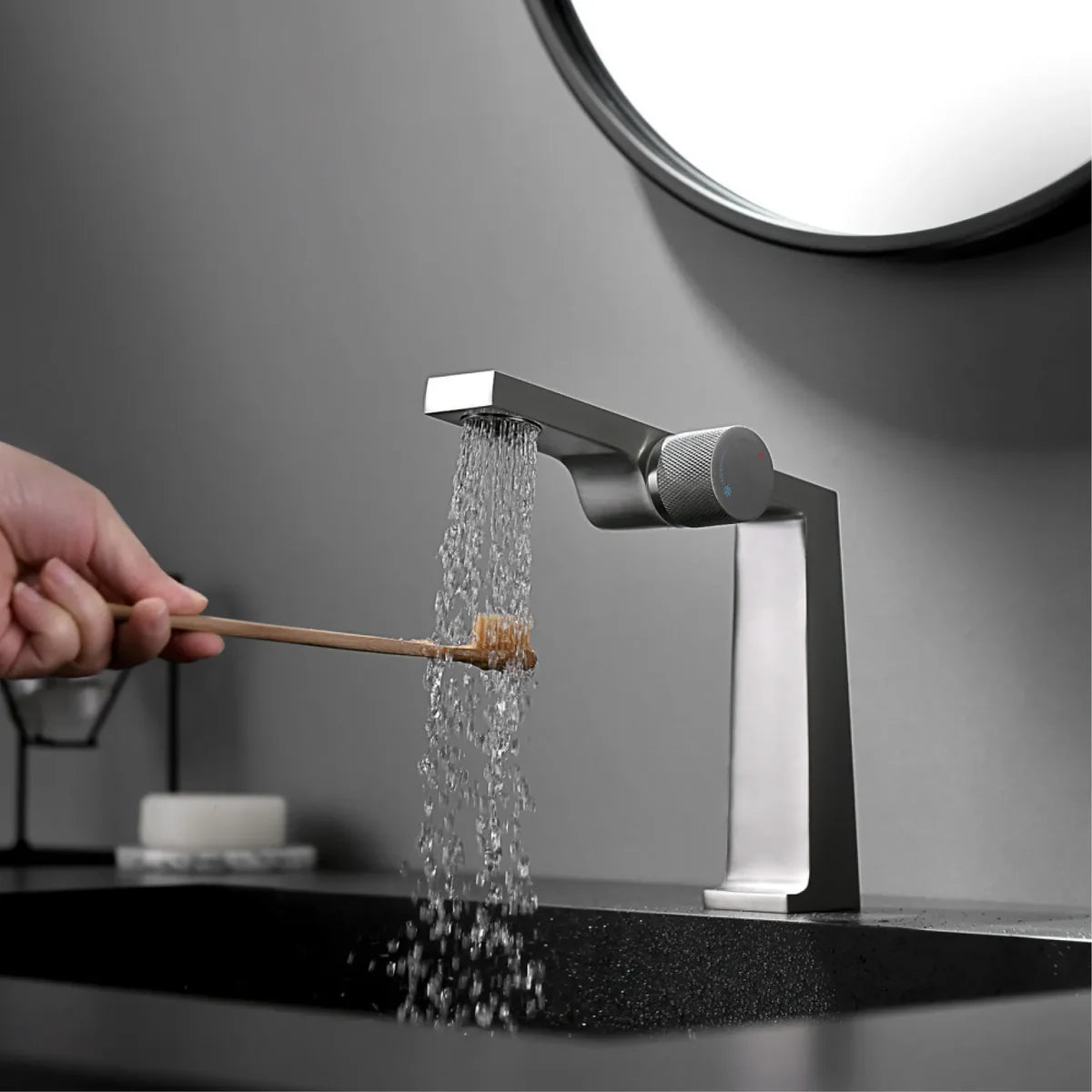 Robinet mitigeur design contemporain pour lavabo de salle de bain