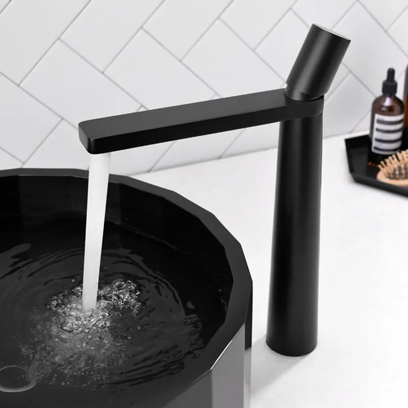 Robinet de lavabo minimaliste au design géométrique