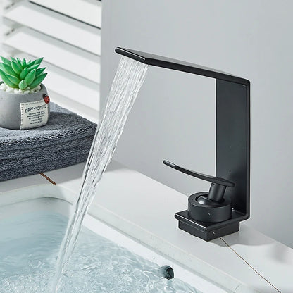 Robinet cascade design pour lavabo de salle de bain