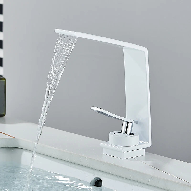 Robinet cascade design pour lavabo de salle de bain