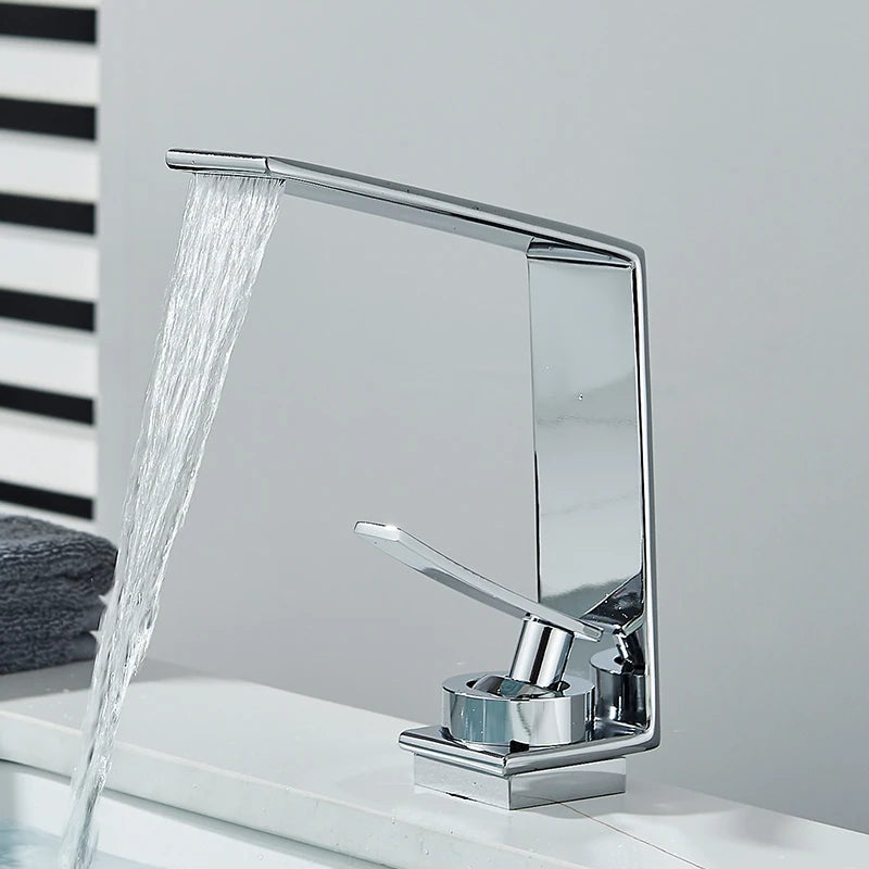 Robinet cascade design pour lavabo de salle de bain