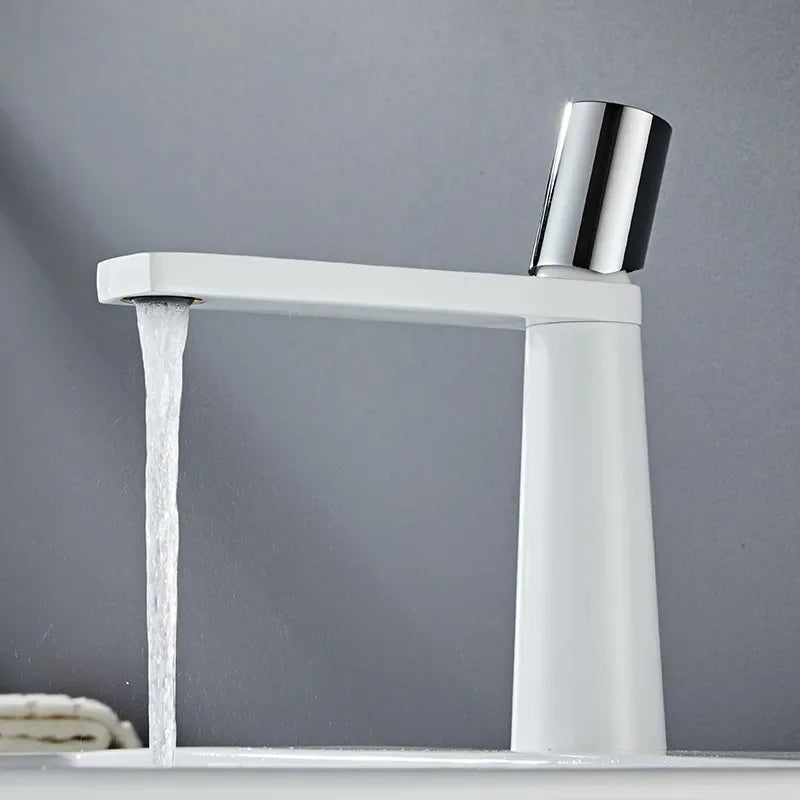 Robinet de lavabo minimaliste au design géométrique