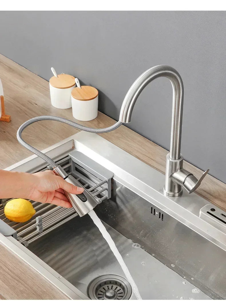 Robinet de cuisine flexible avec douchette minimaliste