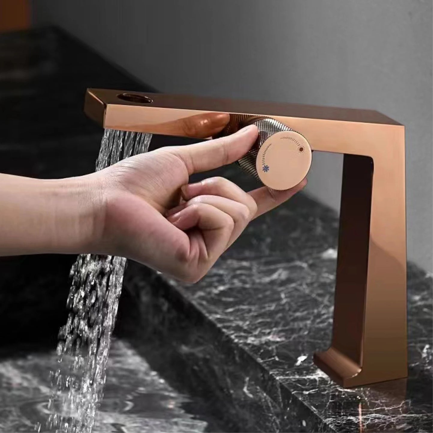 Robinet mitigeur design contemporain pour lavabo de salle de bain