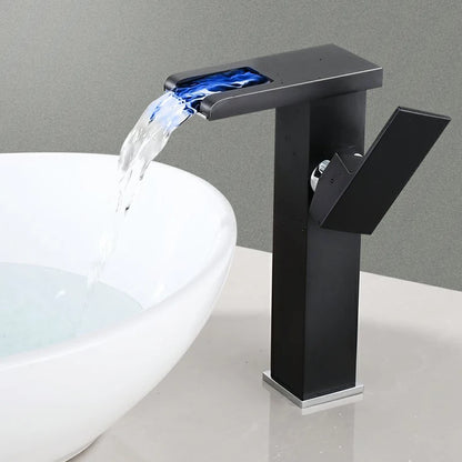 Robinet design cascade LED pour lavabo salle de bain avec température réglable